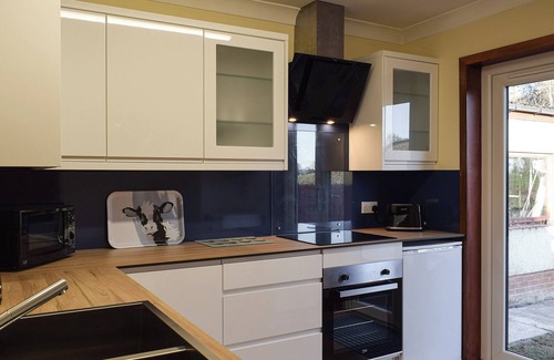 Crieff Cottage | Two-Bedroom Retreat with Spa and Lake Views in Crieff
