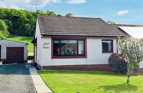 Crieff Cottage | Two-Bedroom Retreat with Spa and Lake Views in Crieff