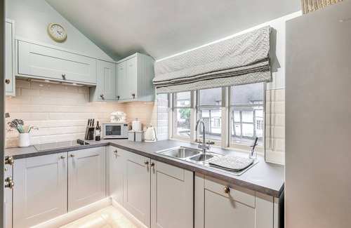 Dymock Cottage | Welcoming 2-Bedroom Accommodation with Lake Views in Dymock