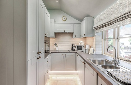 Dymock Cottage | Welcoming 2-Bedroom Accommodation with Lake Views in Dymock