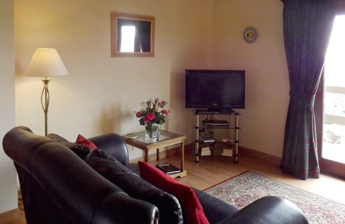 Glasgow Cottage | Family-Friendly 2 Bedroom Stay in Campsie Fells
