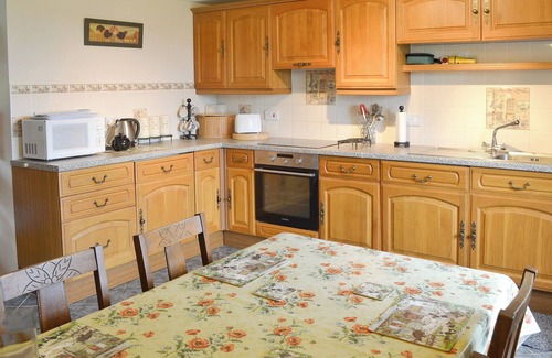 Helston Cottage | Delight in Oceanfront Dining While Kids Enjoy Playtime