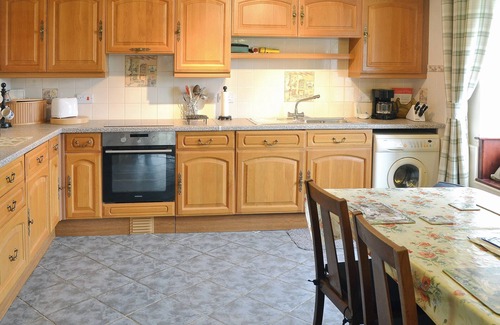 Helston Cottage | Delight in Oceanfront Dining While Kids Enjoy Playtime