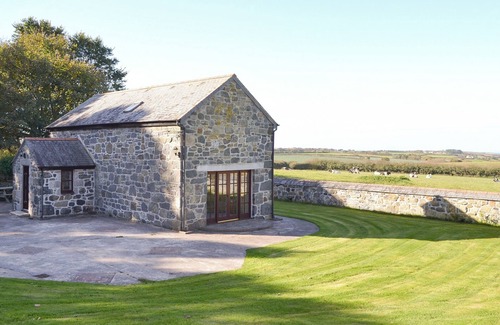 Helston Cottage | Delight in Oceanfront Dining While Kids Enjoy Playtime