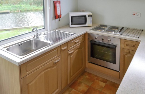 Horning Cottage | Inviting 2 Bedroom Stay in Scenic Horning with Lake Views