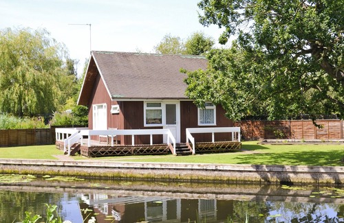 Horning Cottage | Inviting 2 Bedroom Stay in Scenic Horning with Lake Views
