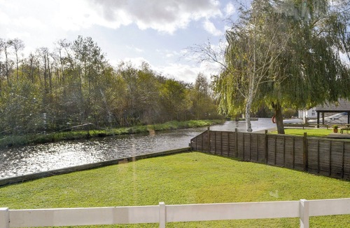 Horning Cottage | Inviting 2 Bedroom Stay in Scenic Horning with Lake Views