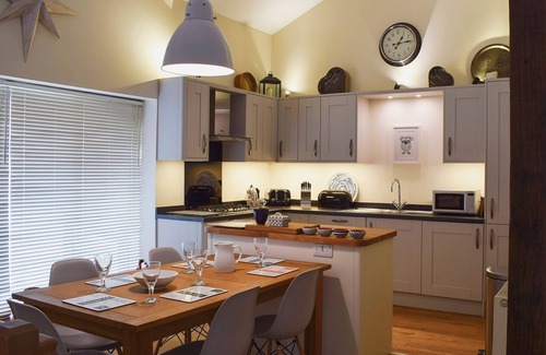 Kendal Cottage | Family-Friendly 2 Bedroom Retreat in Kendal with Breakfast