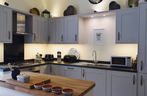Kendal Cottage | Family-Friendly 2 Bedroom Retreat in Kendal with Breakfast