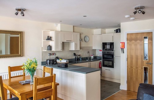 Keswick Cottage | Exceptional 2 Bedroom Maisonette with Roof Terrace & Parking