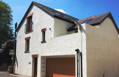 Keswick Cottage | Exceptional 2 Bedroom Maisonette with Roof Terrace & Parking