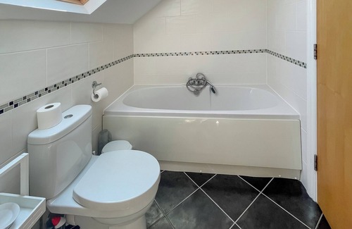 Keswick Cottage | Exceptional 2 Bedroom Maisonette with Roof Terrace & Parking