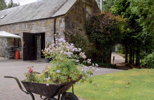 Killin Cottage | Pet-Friendly 2 Bedroom Retreat in Killin with Lake View