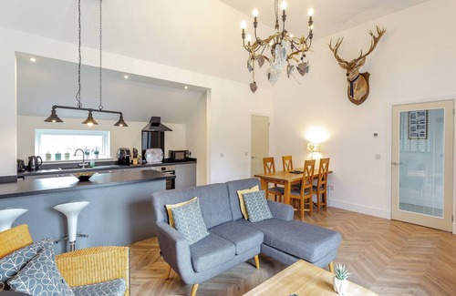Altnaharra Cottage | Charming 2 Bedroom Retreat in Altnaharra with Lake Views