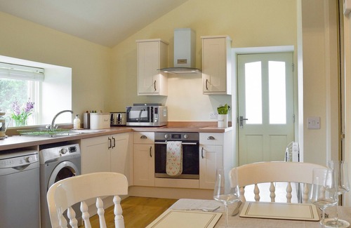 Dobcross Cottage | Family-Friendly 2 Bedroom Retreat in Mossley with Breakfast