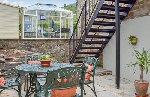 Dobcross Cottage | Family-Friendly 2 Bedroom Retreat in Mossley with Breakfast