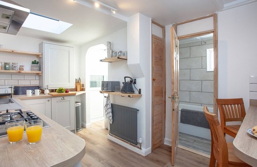 Penryn Cottage | Cozy 2 Bedroom Retreat in Mabe with Ocean Views