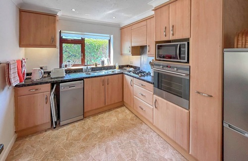 Broadstone Cottage | 2 bedroom accommodation in Broadstone, near Poole