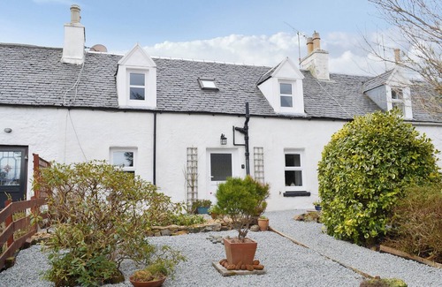 Greshornish Cottage | Beautiful 2-Bedroom Retreat in Edinbane Near Portree