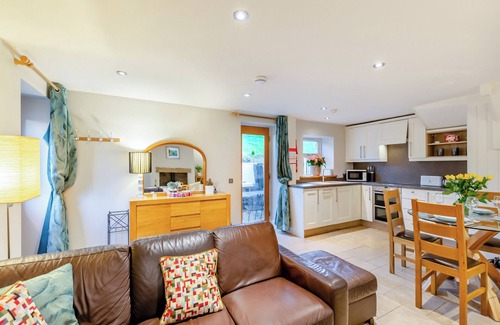 Fence Cottage | Inviting 2 Bedroom Getaway in Sabden with Hot Tub & Kitchen