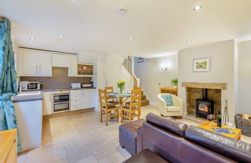 Fence Cottage | Inviting 2 Bedroom Getaway in Sabden with Hot Tub & Kitchen