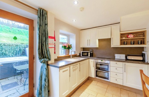 Fence Cottage | Inviting 2 Bedroom Getaway in Sabden with Hot Tub & Kitchen