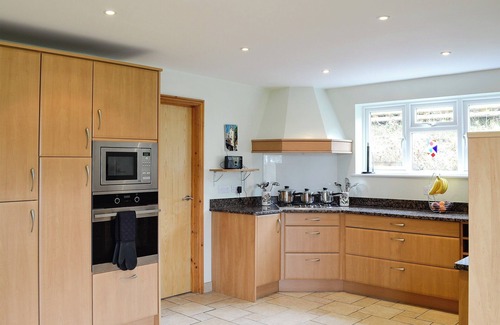 Stroud Cottage | Family-Friendly 2 Bedroom Stay in Lypiatt Hill, Stroud