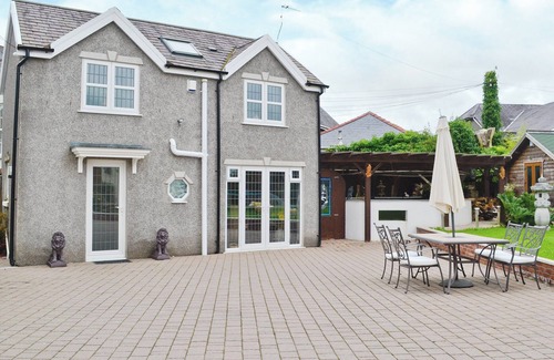 Pontardulais Cottage | Cozy 2 Bedroom Retreat in Pontarddulais with Ocean Views