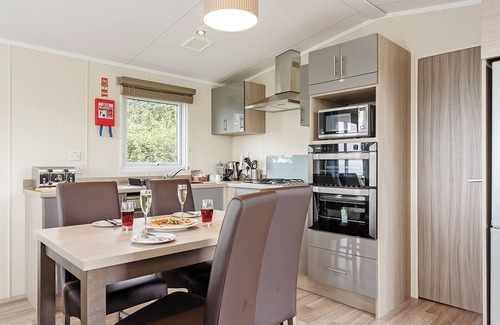 Stibb House | Family-Friendly Cabin-Style Caravan with Scenic Ocean View