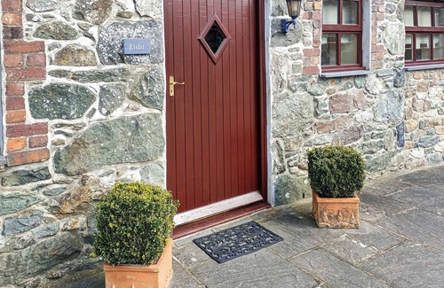 Dinas Cottage | Oceanfront 2-Bedroom Stay in Bontnewydd, Caernarfon