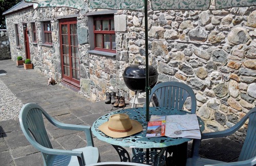 Dinas Cottage | Oceanfront 2-Bedroom Stay in Bontnewydd, Caernarfon