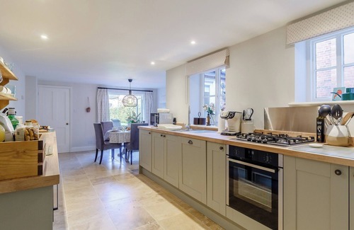 Holt Cottage | Cozy 2-Bedroom Retreat with Lake View in Holt