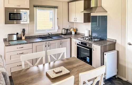 Tunstall Ski Chalet | Comfortable 2 Bedroom Stay Near Hull with Breakfast & Kitchen