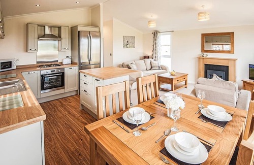 Tunstall Ski Chalet | Comfortable 2 Bedroom Stay Near Hull with Breakfast & Kitchen