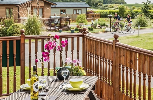 Tunstall Ski Chalet | Comfortable 2 Bedroom Stay Near Hull with Breakfast & Kitchen
