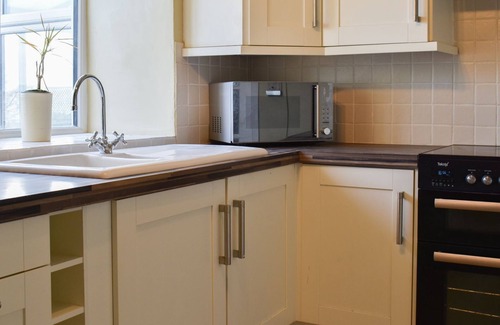 Mold Cottage | Cozy 2 Bedroom Stay in Rhosesmor, Near Mold