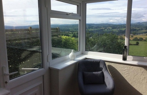 Mold Cottage | Cozy 2 Bedroom Stay in Rhosesmor, Near Mold