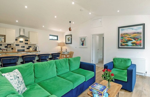 Skegness Ski Chalet | Comfortable 2-Bedroom Retreat in Orby with Spa and Hot Tub