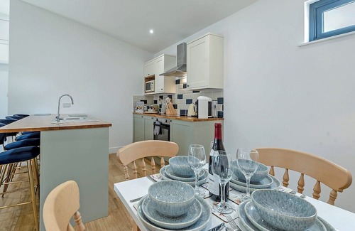 Skegness Ski Chalet | Comfortable 2-Bedroom Retreat in Orby with Spa and Hot Tub