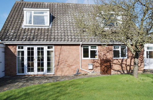Upton Cottage | Cozy 2-Bedroom Retreat in Upton with Lake View Amenities