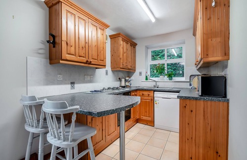 Huntington Cottage | Cozy 2 Bedroom Retreat in York with Kitchen & Breakfast