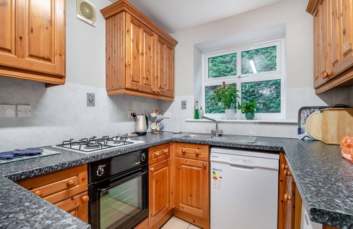 Huntington Cottage | Cozy 2 Bedroom Retreat in York with Kitchen & Breakfast