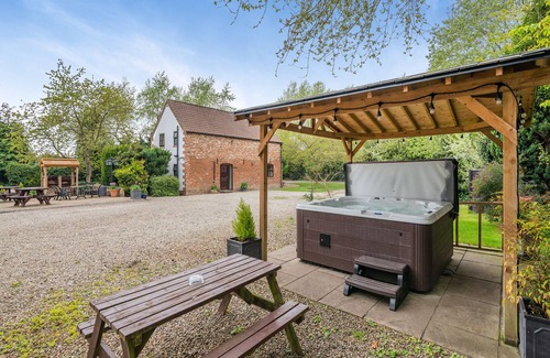 Huntington Cottage | Cozy 2 Bedroom Retreat in York with Kitchen & Breakfast