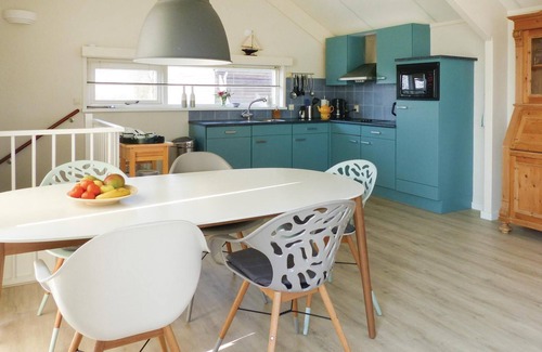 Grou House | Family-Friendly 2 Bedroom Stay with Lake View & Spa