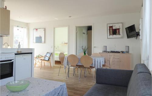 Sandkaas Apartment | Cozy Apartment in Allinge with Wifi & Family-Friendly Perks