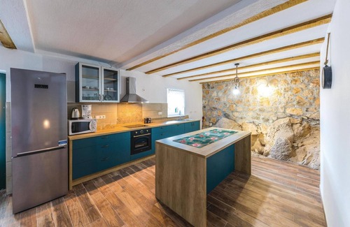 Ljubitovica House | Two-Bedroom Retreat with Pool and Lake View in Ljubitovica