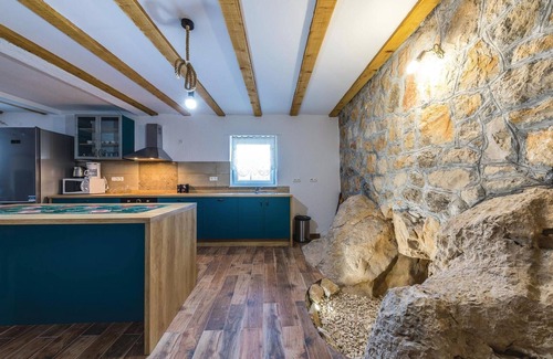 Ljubitovica House | Two-Bedroom Retreat with Pool and Lake View in Ljubitovica