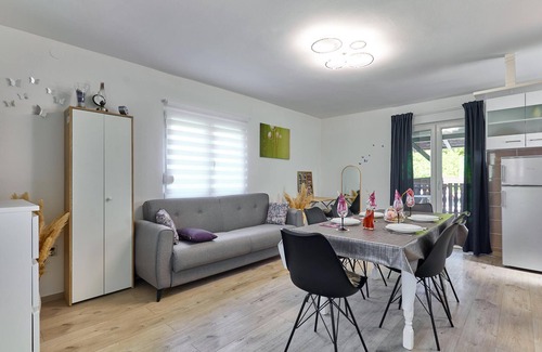 Kraljevec Sesvetski House | Inviting Cottage with Garden, Spa & Outdoor Hot Tub