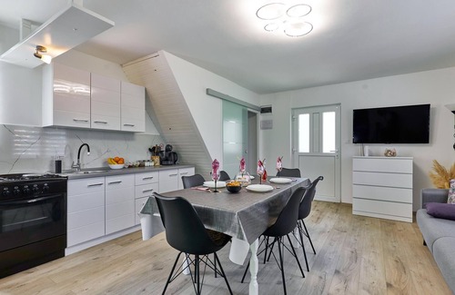 Kraljevec Sesvetski House | Inviting Cottage with Garden, Spa & Outdoor Hot Tub
