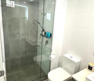 Upper Mount Gravatt Apartment | 2 Bedroom aparment with Views and parking in Garden City